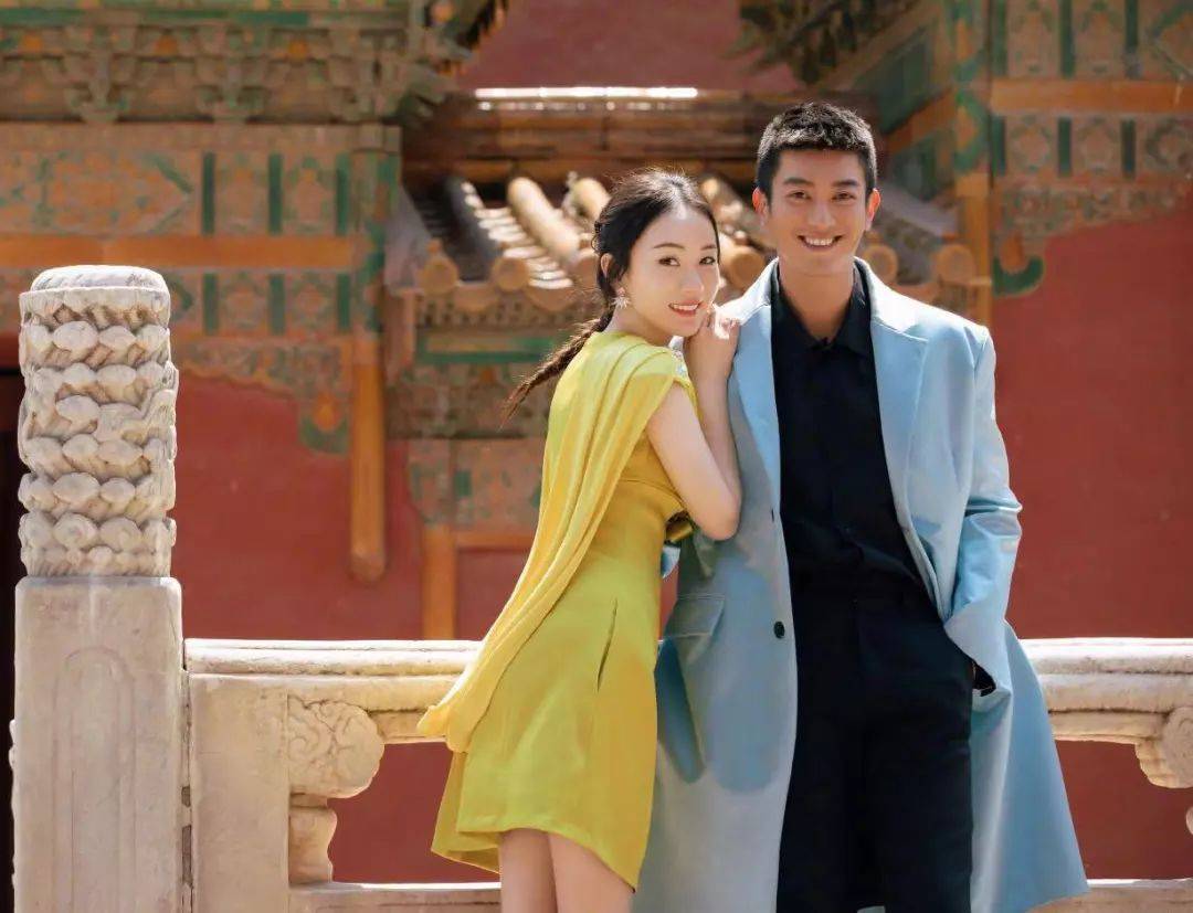 霍思燕杜江现身三亚(眼睛十分引人注目大到简直要