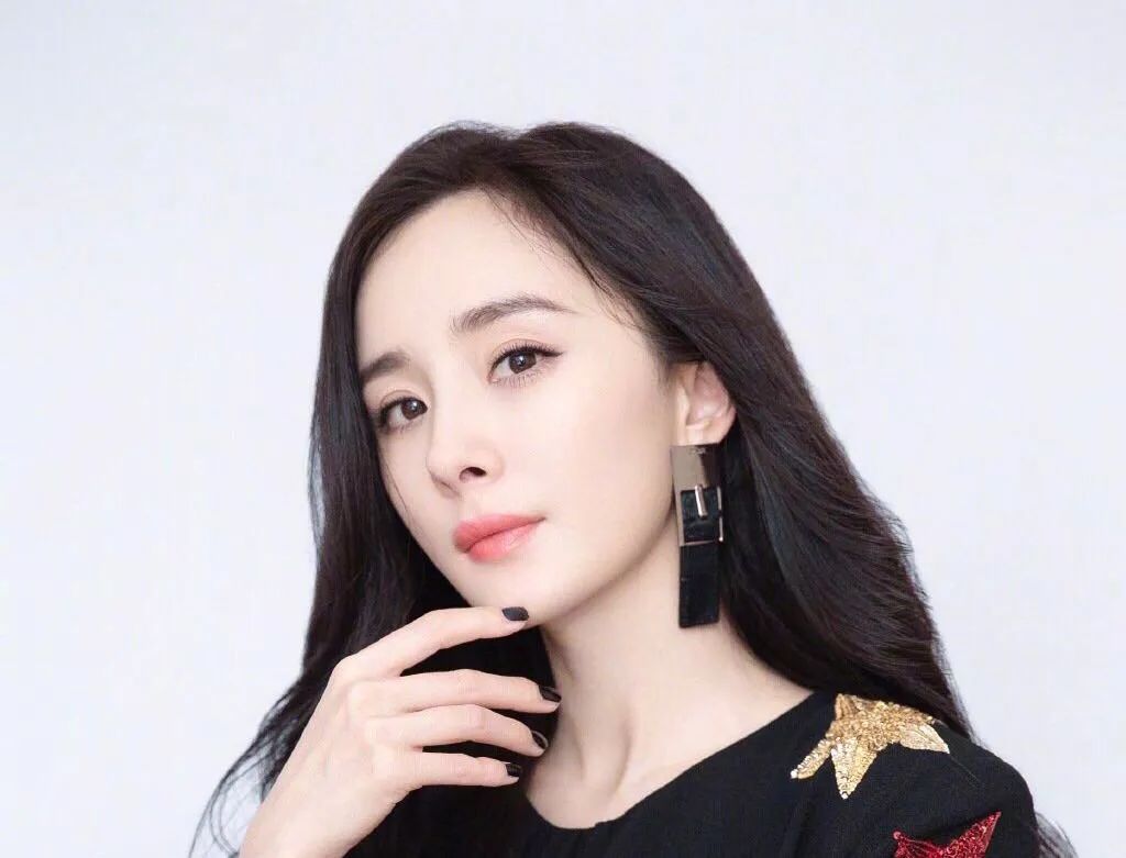 杨幂直播被群嘲 面部肌肉明显下垂感可能整容后遗症